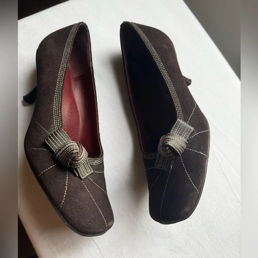 Y2K Rare Flexisole Pumps with a Bow Tie accent and a kitten heel style. size 7